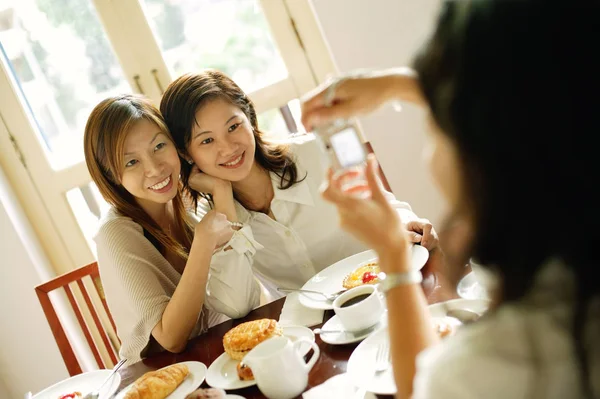 Vrouwen poseren voor foto — Stockfoto