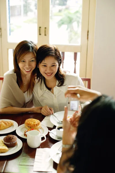 Vrouwen poseren voor foto — Stockfoto