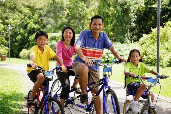 Familia mirando a la cámara — Foto de Stock