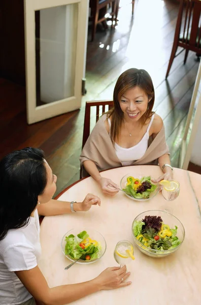 Mulheres que têm refeição de salada — Fotografia de Stock