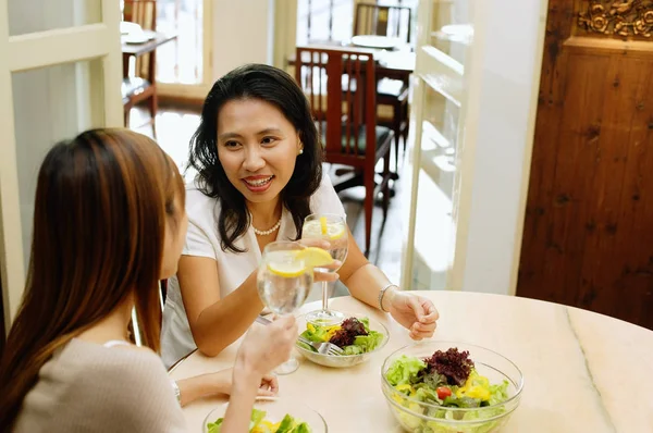 Mujeres comiendo ensalada almuerzo —  Fotos de Stock