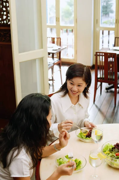 Women having lunch — Stock Photo, Image