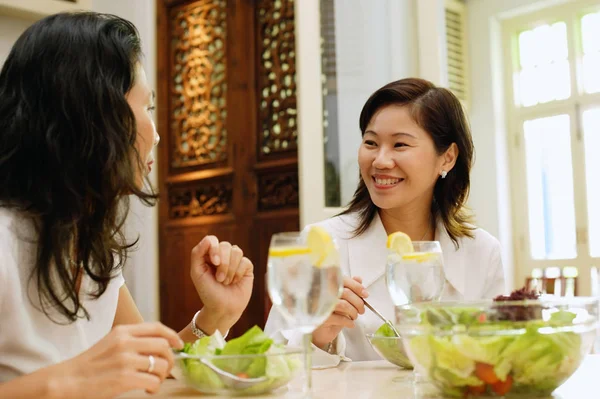 Women having salad lunch — Stock Photo, Image