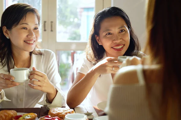Drie vrouwen zitten in Cafe — Stockfoto