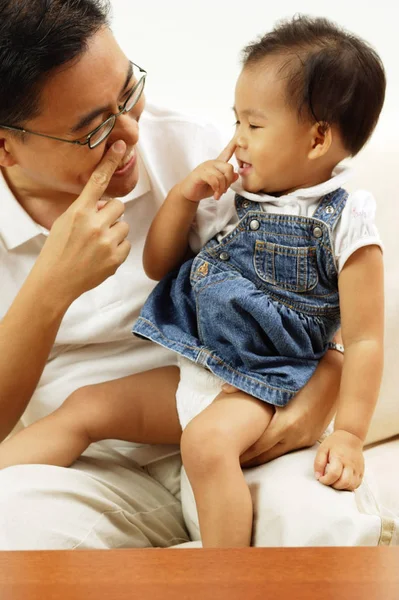 Padre que sostiene a la hija — Foto de Stock