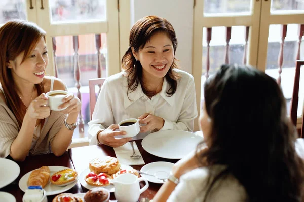 Mujeres sentadas en la cafetería —  Fotos de Stock