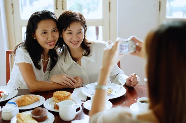 Vrouwen in café, poseren voor foto — Stockfoto