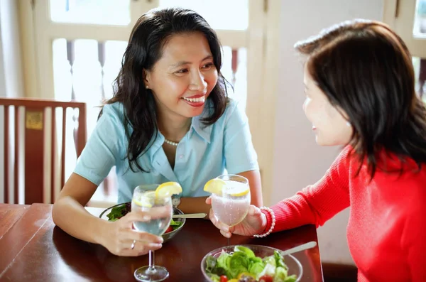 Frauen sitzen im Café — Stockfoto