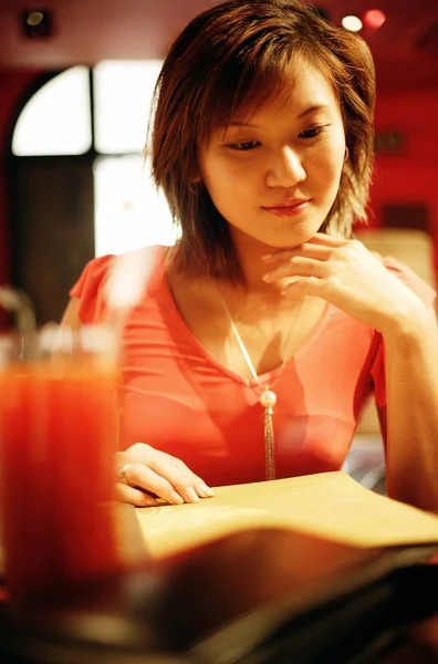 Mujer mirando el menú — Foto de Stock