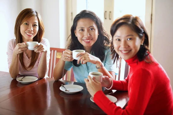 Vrouwen in café met cups — Stockfoto