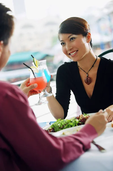 Paar beim Mittagessen — Stockfoto