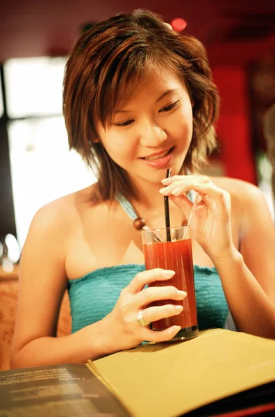 Woman holding drink — Stock Photo, Image