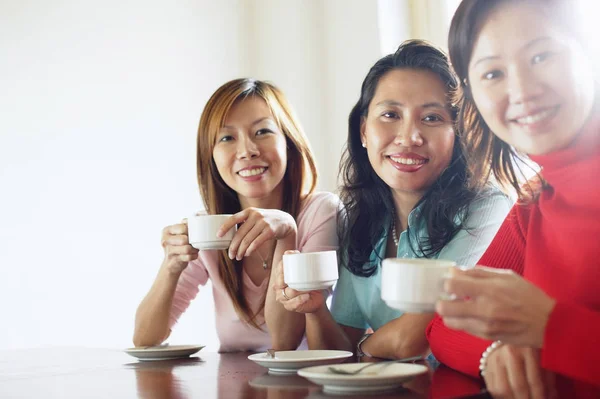 Frauen im Café mit Tassen — Stockfoto