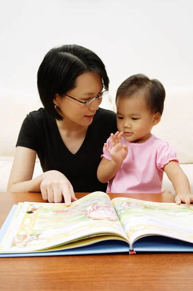 Madre con hija dibujo — Foto de Stock