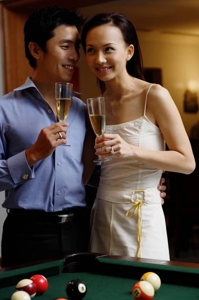 Пара тримає шампанські окуляри — стокове фото