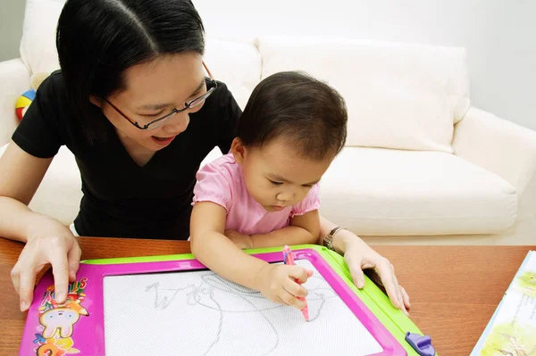 Mãe com filha desenho — Fotografia de Stock