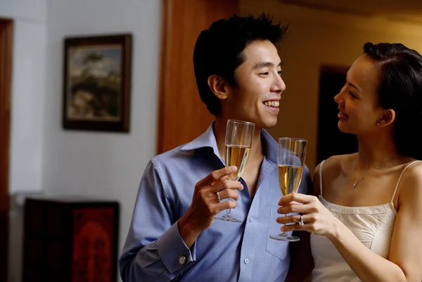 Пара тримає шампанські окуляри — стокове фото