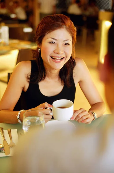 Pareja en restaurante sonriendo — Foto de Stock