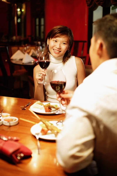 Пара їсть в ресторані — стокове фото