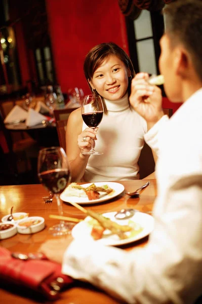 Pareja comiendo en el restaurante —  Fotos de Stock