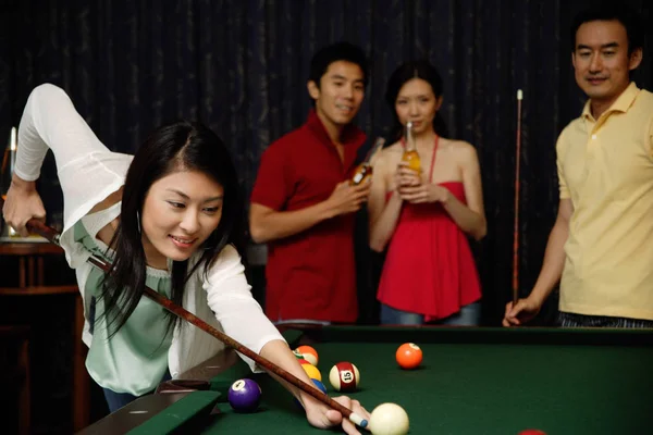 Frau spielt Snooker — Stockfoto