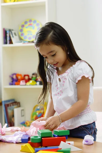 Chica jugando con juguetes — Foto de Stock