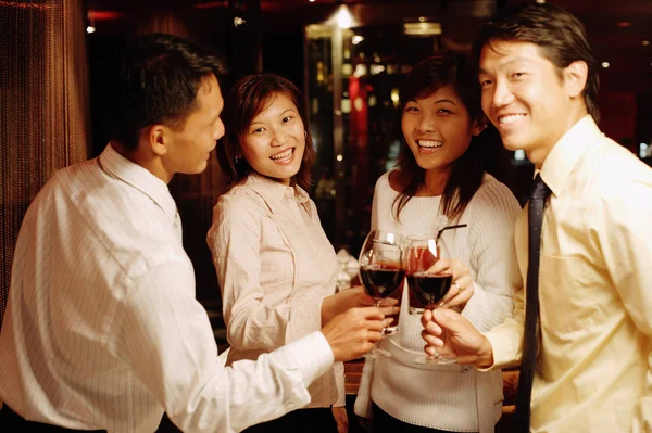 Ejecutivos brindando con vino — Foto de Stock