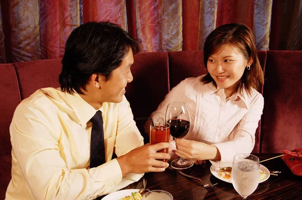 Пара сидить у ресторані , — стокове фото