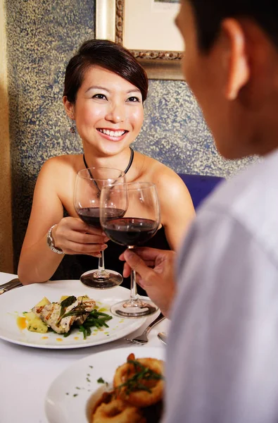 Pareja comiendo en restaurante — Foto de Stock