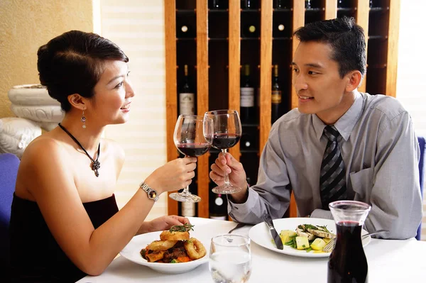 Pareja comiendo en restaurante — Foto de Stock