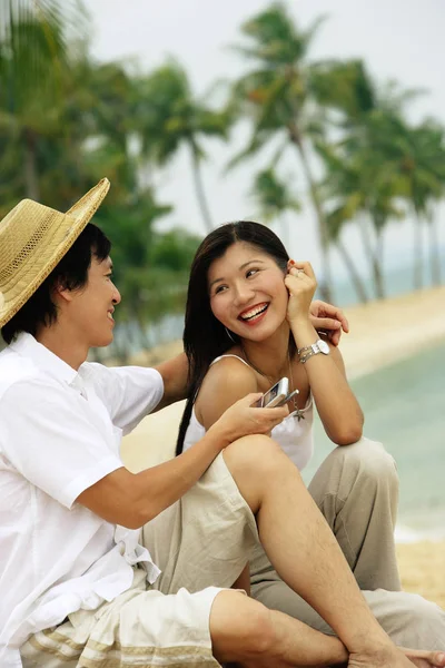 Para na plaży z telefonu komórkowego — Zdjęcie stockowe