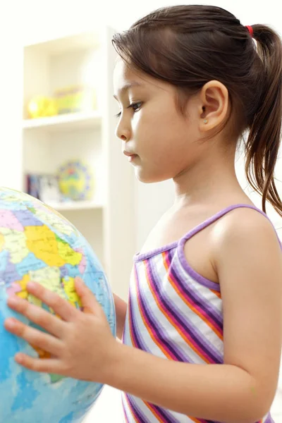 Menina segurando globo — Fotografia de Stock