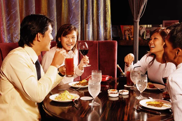 Coppie sedute al ristorante — Foto Stock