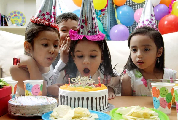 मुले वाढदिवस साजरा करतात — स्टॉक फोटो, इमेज