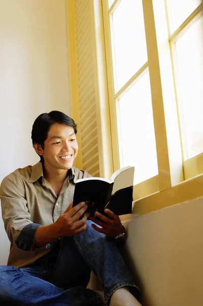 Homem leitura livro — Fotografia de Stock