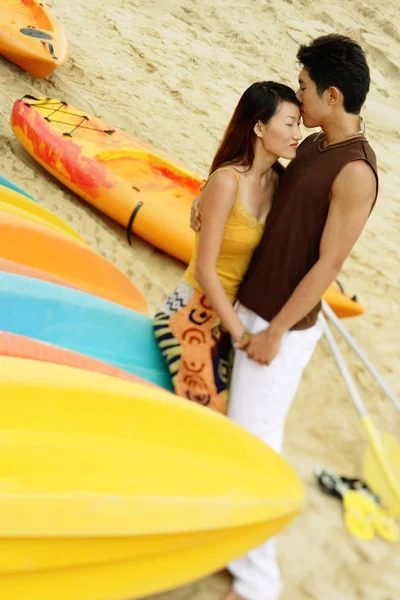 Jeune couple sur la plage — Photo