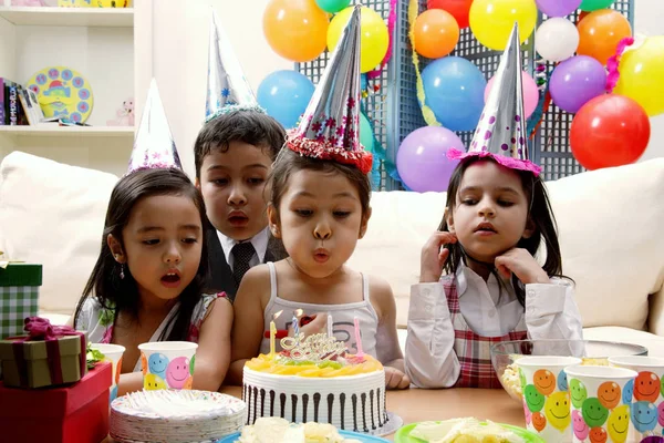 Niños celebrando cumpleaños — Foto de Stock