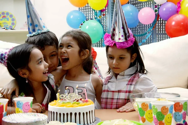 Niños en fiesta de cumpleaños — Foto de Stock