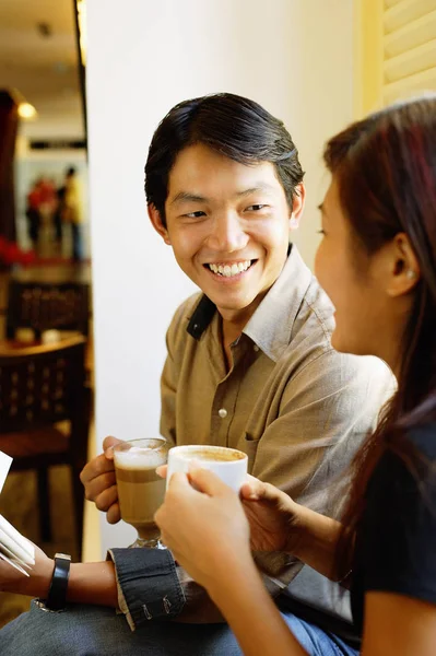 Pareja en la cafetería con tazas de café — Foto de Stock