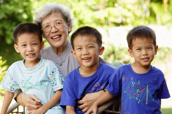 Abuela con tres nietos —  Fotos de Stock