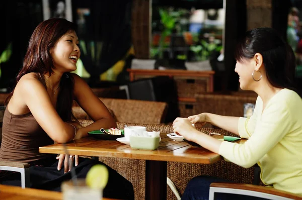 Mujeres sentadas en la cafetería — Foto de Stock