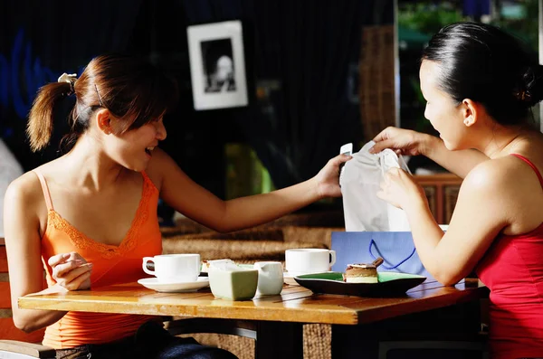 Junge Frauen mit Einkaufstüten im Café — Stockfoto
