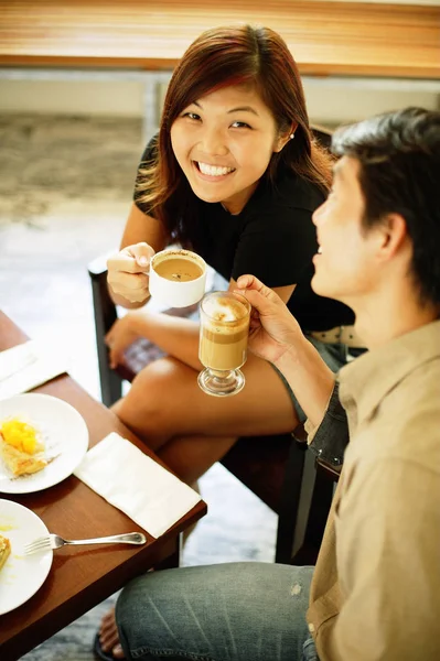 Pareja en la cafetería con tazas de café — Foto de Stock