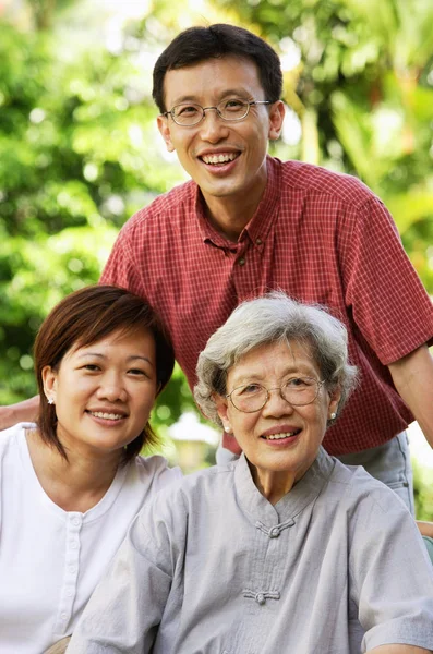 Adulto mayor con dos hijos adultos — Foto de Stock