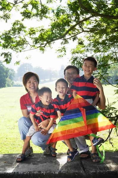 Família com três meninos ao ar livre — Fotografia de Stock