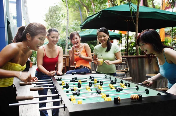 Mulheres jogando matraquilhos — Fotografia de Stock