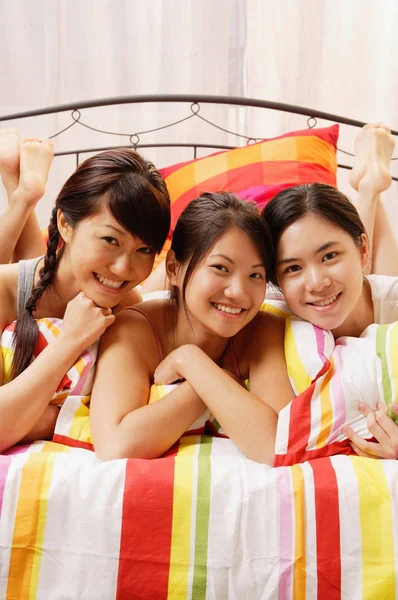 Mladé ženy v posteli — Stock fotografie