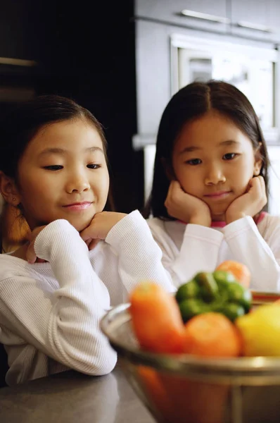 Dzieci oglądają żywności — Zdjęcie stockowe