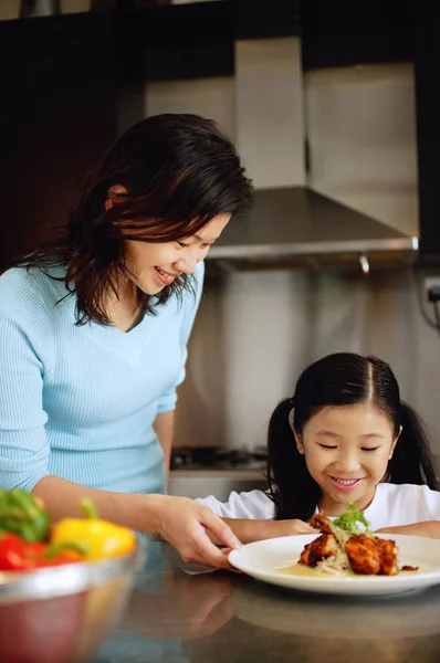 Madre e figlia in cucina — Foto Stock