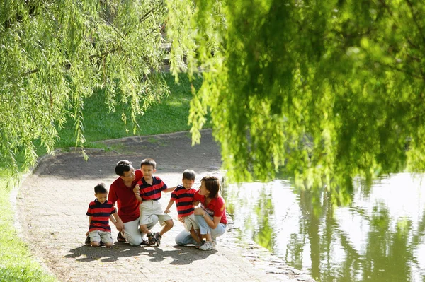 Famiglia con tre ragazzi all'aperto — Foto Stock